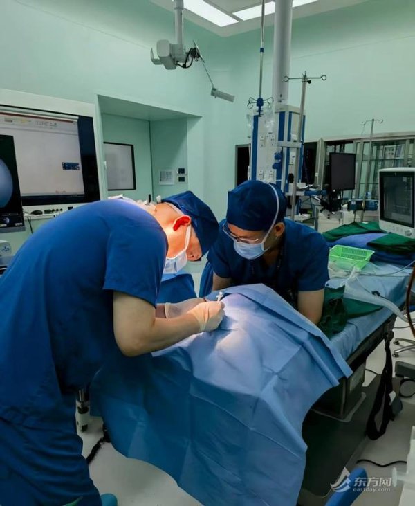 股票配资一览表最新 为1.75公斤早产双胞胎保住光明：上海多学科团队挑战视网膜病变手术极限