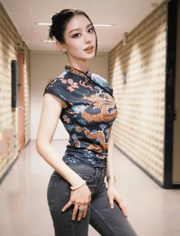 十大杠杆炒股平台 吉娜不装了？从仙女裙到热裤辣妹装，她为啥急着甩开郎朗妻子标签?